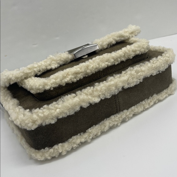 MICHAEL KORS Bradshaw Medium Suede and Faux Shearling Messenger Bag
Olive 
NWT - Picture 7 of 16